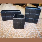 Maceta negra, barro comprimido, patrón cuadricular