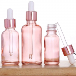 Frascos de vidrio rosa con gotero